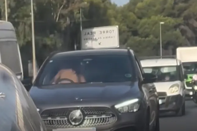 La pareja viral en Marbella manteniendo relaciones al volante La pareja viral en Marbella manteniendo relaciones al volante