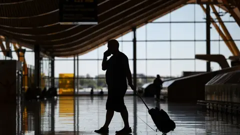 Una persona en el Aeropuerto Adolfo Suárez Madrid-Barajas. Una persona en el Aeropuerto Adolfo Suárez Madrid-Barajas.