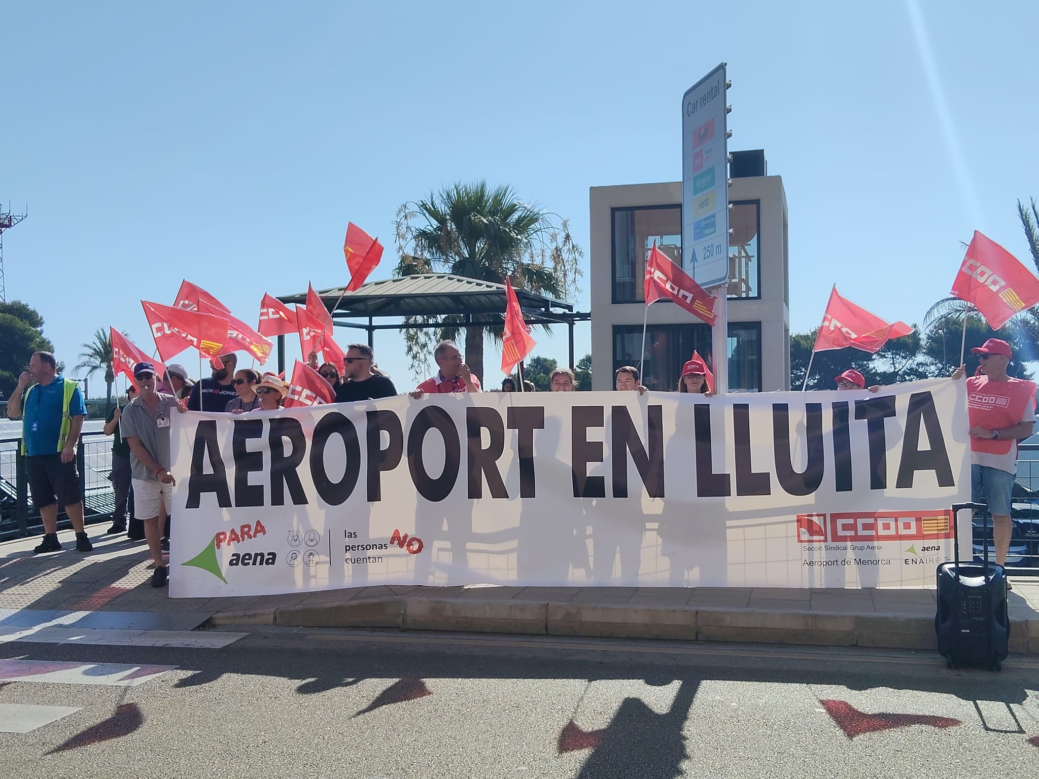 Los trabajadores del Aeropuerto de Menorca se concentran para reclamar mejoras en el entorno laboral. Los trabajadores del Aeropuerto de Menorca se concentran para reclamar mejoras en el entorno laboral.