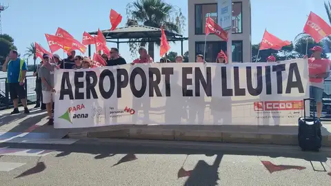 Los trabajadores del Aeropuerto de Menorca se concentran para reclamar mejoras en el entorno laboral. Los trabajadores del Aeropuerto de Menorca se concentran para reclamar mejoras en el entorno laboral.