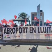 Los trabajadores del Aeropuerto de Menorca se concentran para reclamar mejoras en el entorno laboral.