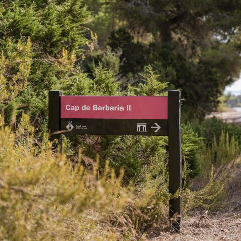 Formentera refuerza la señalización de su patrimonio mientras reclama más medios ante la presión migratoria y disfruta de las Festes de Santa María
