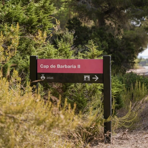 Formentera refuerza la señalización de su patrimonio mientras reclama más medios ante la presión migratoria y disfruta de las Festes de Santa María