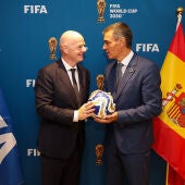 Imagen de archivo de Gianni Infantino y Pedro Sánchez.
