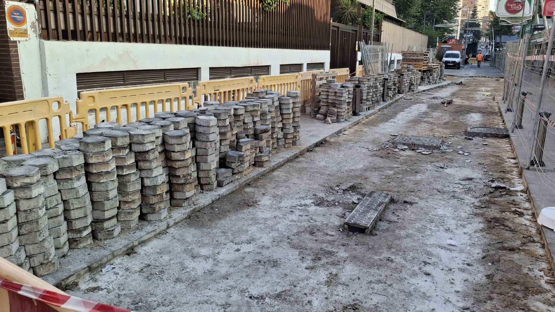 Benidorm renueva el pavimento de la calle Juan Rodríguez que se encontraba muy deteriorado por el paso de vehículos pesados Benidorm renueva el pavimento de la calle Juan Rodríguez que se encontraba muy deteriorado por el paso de vehículos pesados