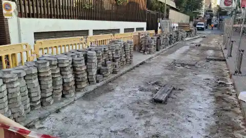 Benidorm renueva el pavimento de la calle Juan Rodríguez que se encontraba muy deteriorado por el paso de vehículos pesados Benidorm renueva el pavimento de la calle Juan Rodríguez que se encontraba muy deteriorado por el paso de vehículos pesados