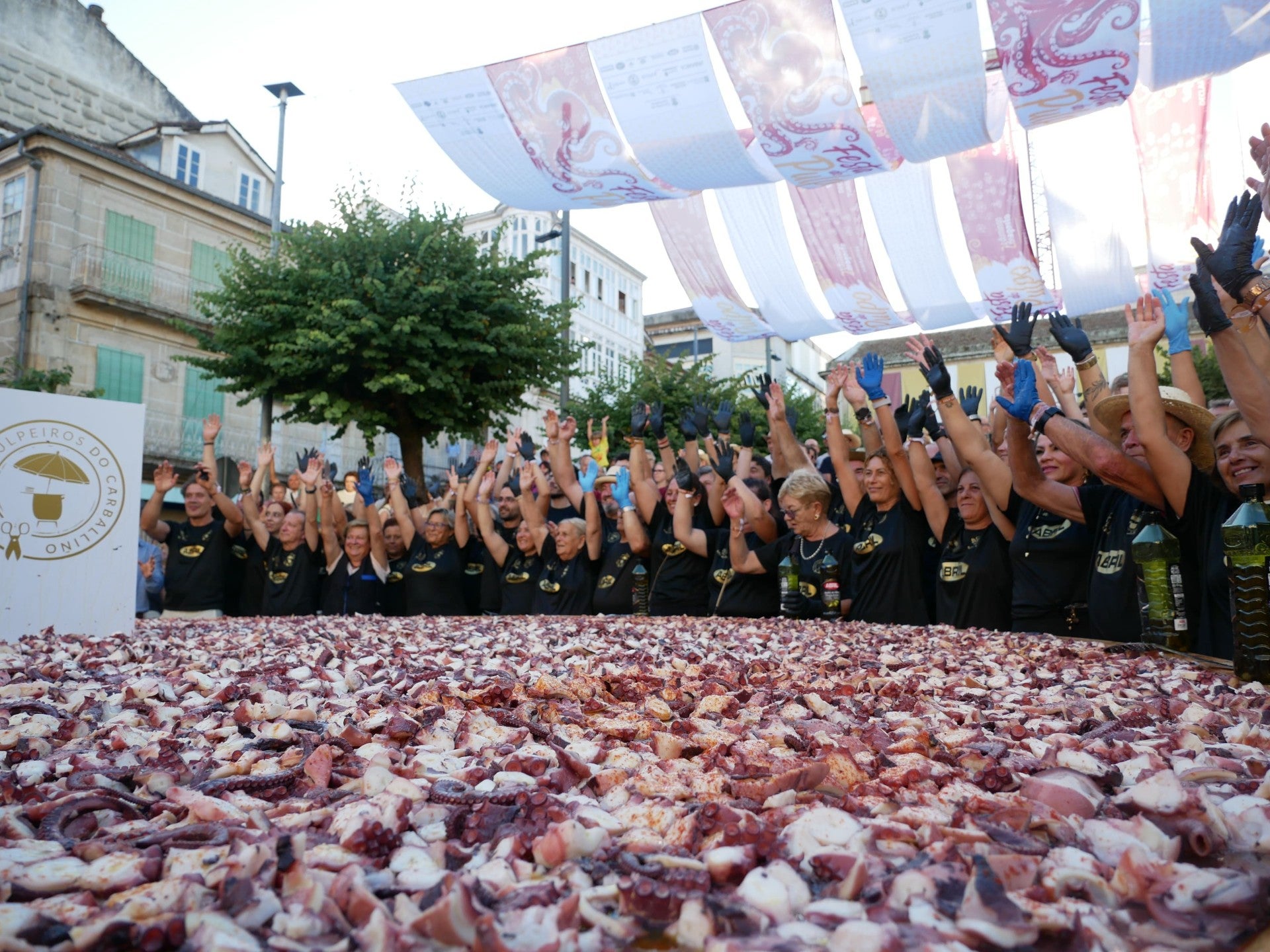 Carballiño bate seu propio récord de tapa xigante de pulpo Carballiño bate seu propio récord de tapa xigante de pulpo
