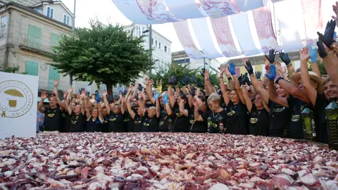 Carballiño bate seu propio récord de tapa xigante de pulpo Carballiño bate seu propio récord de tapa xigante de pulpo