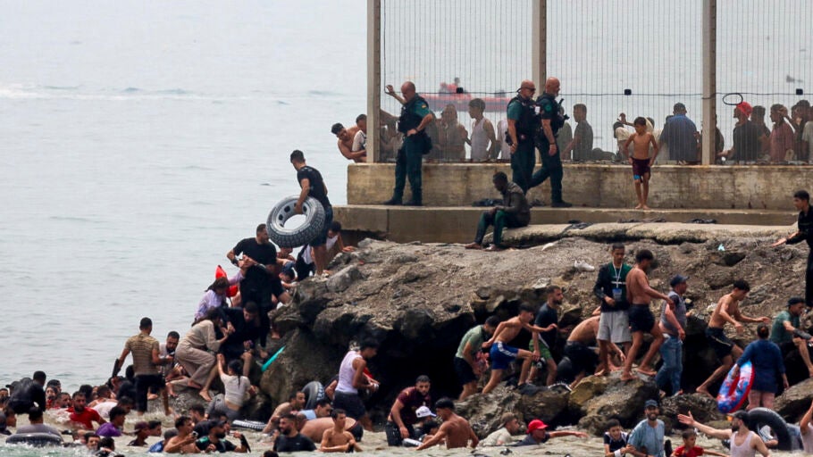 Miles de j&oacute;venes marroqu&iacute;es, en la frontera entre Ceuta y Marruecos.