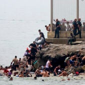 Miles de jóvenes marroquíes, en la frontera entre Ceuta y Marruecos.