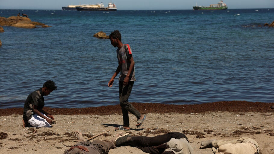 Migrantes en la playa en Ceuta.