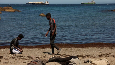 Migrantes en la playa en Ceuta.