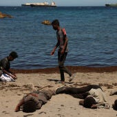 Migrantes en la playa en Ceuta.
