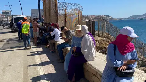 Familiares esperan este domingo la vuelta de sus hijos de Ceuta en Castillejos (Marruecos). Familiares esperan este domingo la vuelta de sus hijos de Ceuta en Castillejos (Marruecos).