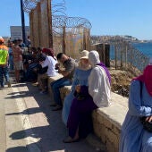 Familiares esperan este domingo la vuelta de sus hijos de Ceuta en Castillejos (Marruecos).