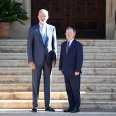 El Rey VI junto a Juan Jesús Vivas Lara, presidente de la Ciudad Autónoma de Ceuta, en el Palacio de Marivent, a 6 de agosto de 2026, en Palma de Mallorca 