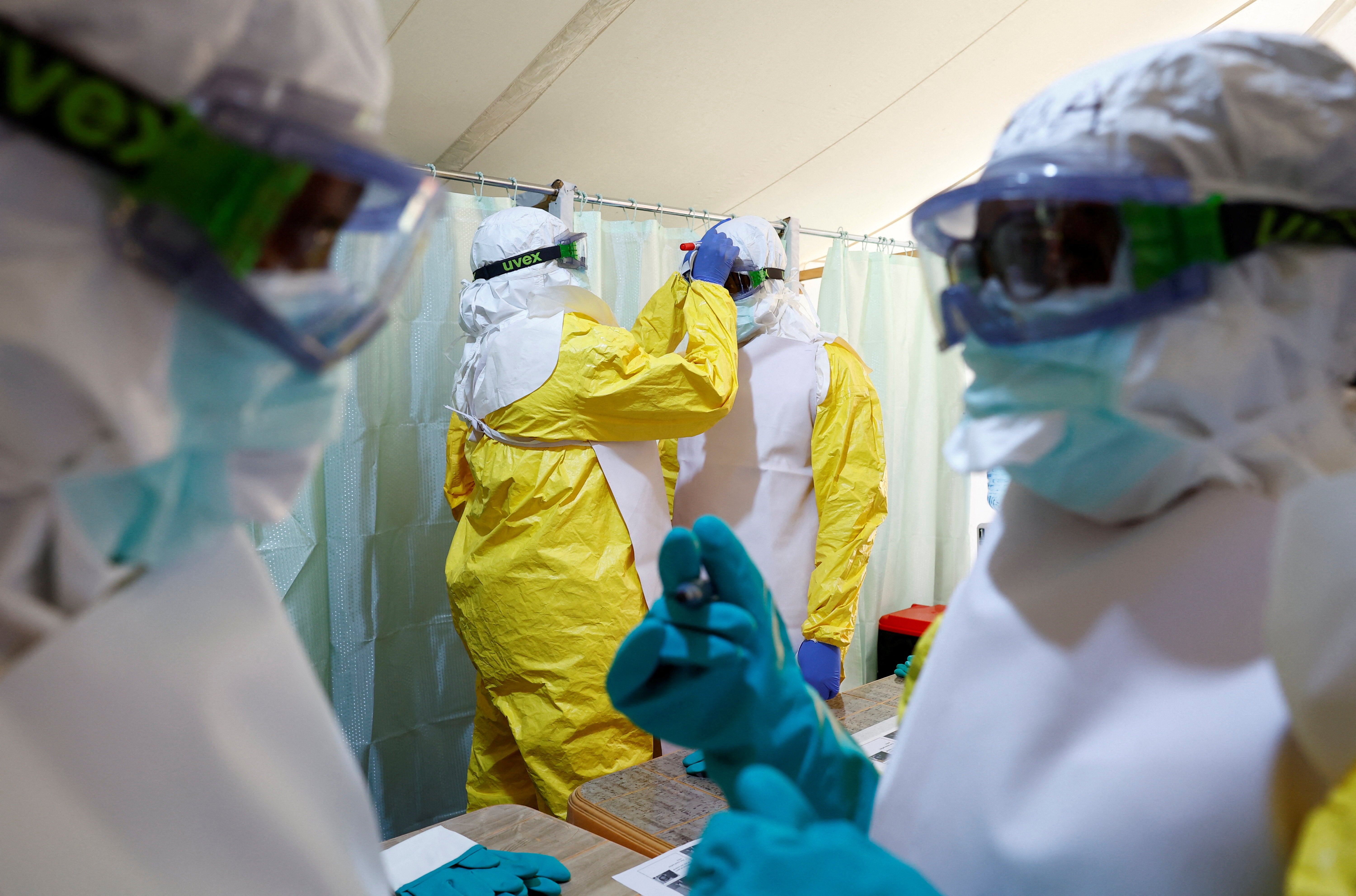 Médicos Sin Fronteras capacita a trabajadores sanitarios para combatir la propagación del ébola en la República Democrática del Congo, en Kajiado. Médicos Sin Fronteras capacita a trabajadores sanitarios para combatir la propagación del ébola en la República Democrática del Congo, en Kajiado.