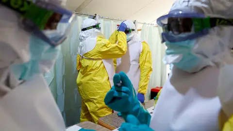 Médicos Sin Fronteras capacita a trabajadores sanitarios para combatir la propagación del ébola en la República Democrática del Congo, en Kajiado. Médicos Sin Fronteras capacita a trabajadores sanitarios para combatir la propagación del ébola en la República Democrática del Congo, en Kajiado.