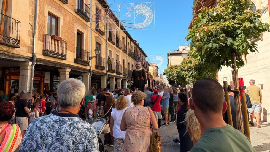 Comparsa de Gigantes de Alcal&aacute; recorriendo el casco hist&oacute;rico de la ciudad complutense