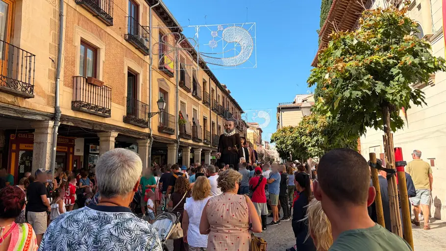 La Comparsa de Gigantes de Alcalá desfila en el día grande de las Fiestas Patronales en honor de los Santos Niños Justo y Pastor Comparsa de Gigantes de Alcalá recorriendo el casco histórico de la ciudad complutense