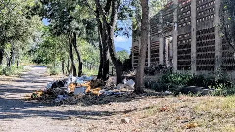 El PSOE denuncia la acumulación de residuos en el camino del parque de los Caños y reclama más vigilancia El PSOE denuncia la acumulación de residuos en el camino del parque de los Caños y reclama más vigilancia