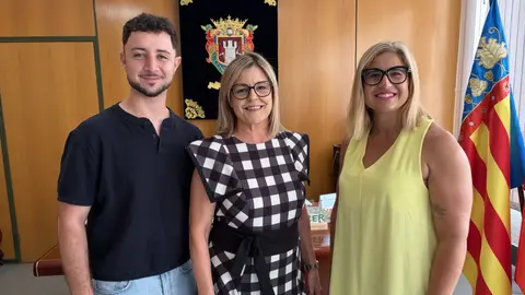 Mayte Andreu, pregonera de las fiestas de Petrer de 2026, junto a la alcaldesa, Irene Navarro, y el concejal de Fiestas, Alejandro Ruiz. Mayte Andreu, pregonera de las fiestas de Petrer de 2026, junto a la alcaldesa, Irene Navarro, y el concejal de Fiestas, Alejandro Ruiz.