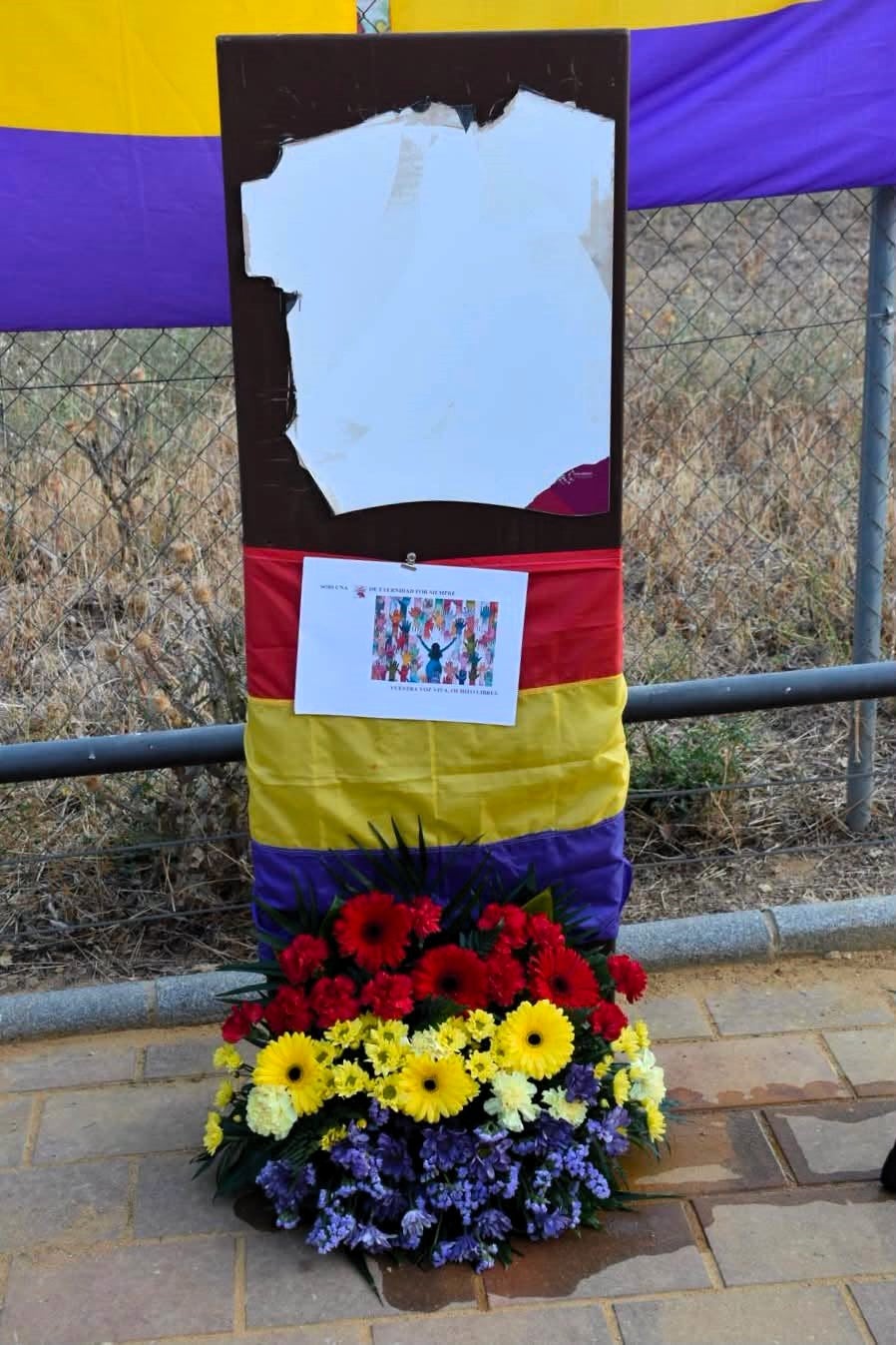El Grupo Municipal Socialista exige al alcalde Manuel Serrano que reponga la placa de recuerdo a ‘Las Trece Rosas’ del Paseo de Circunvalación El Grupo Municipal Socialista exige al alcalde Manuel Serrano que reponga la placa de recuerdo a ‘Las Trece Rosas’ del Paseo de Circunvalación