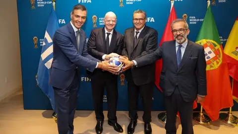 Imagen de archivo de los tres presidentes del Gobierno de España, Portugal y Marruecos junto a Infantino, presidente de la FIFA. Imagen de archivo de los tres presidentes del Gobierno de España, Portugal y Marruecos junto a Infantino, presidente de la FIFA.
