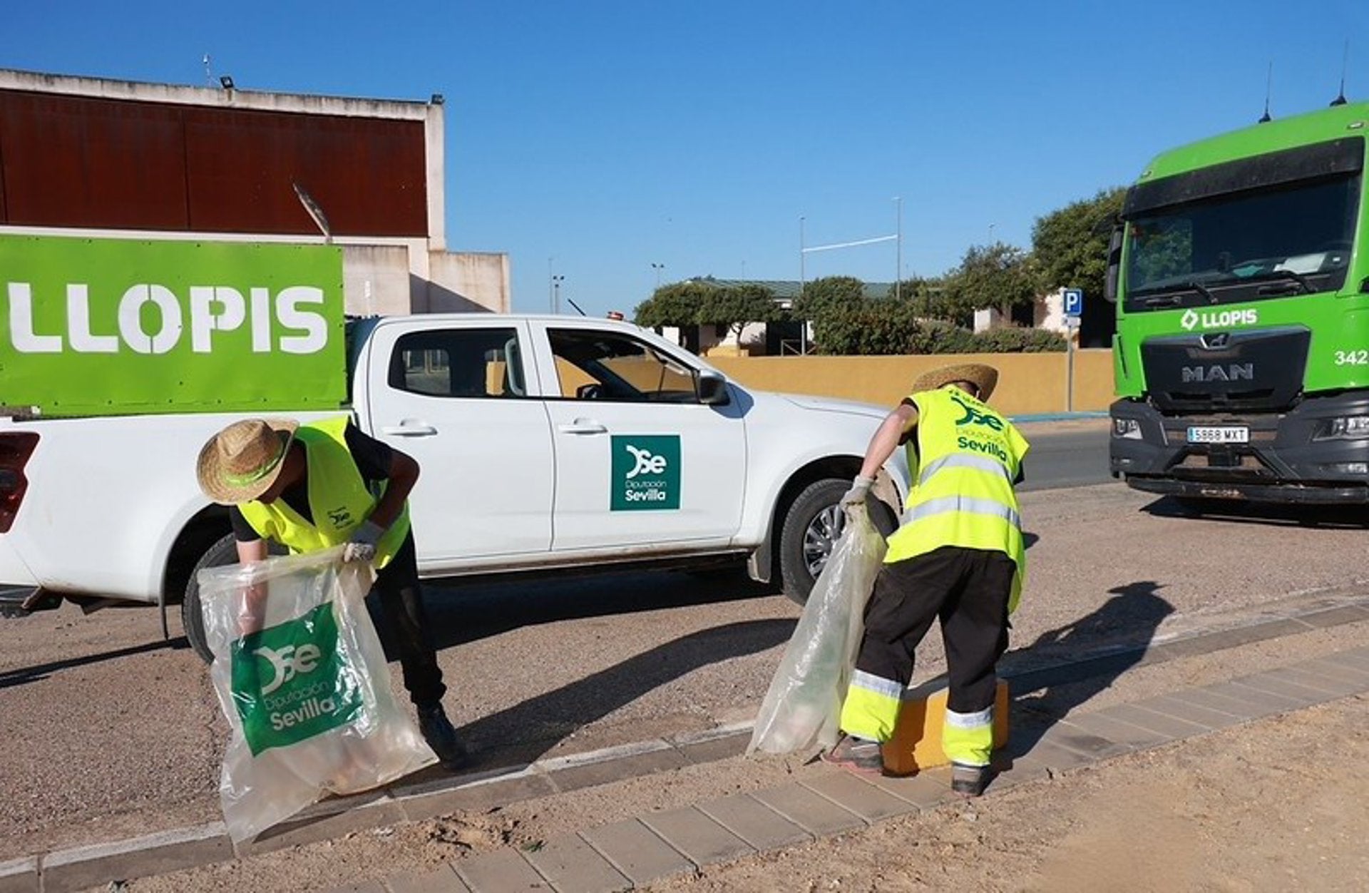 Retiran más de125 toneladas de residuos en los principales caminos del Rocío en la provincia Retiran más de125 toneladas de residuos en los principales caminos del Rocío en la provincia