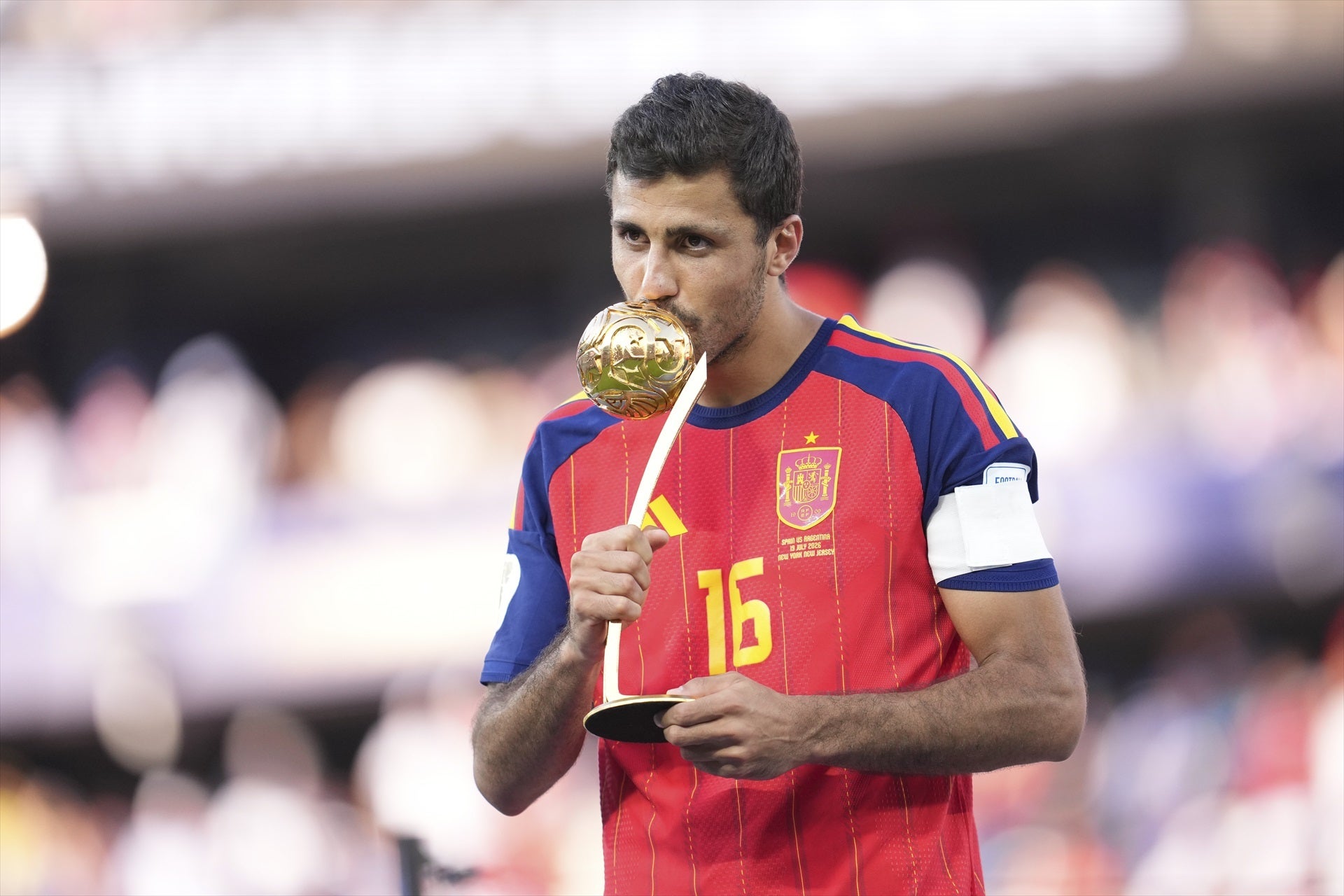 El Barça se mete de lleno en la pelea por Rodri, pero todo está por decidir: el Madrid no lo da por perdido, reaccionará y tiene 'solución' para su ficha El Barça se mete de lleno en la pelea por Rodri, pero todo está por decidir: el Madrid no lo da por perdido, reaccionará y tiene 'solución' para su ficha