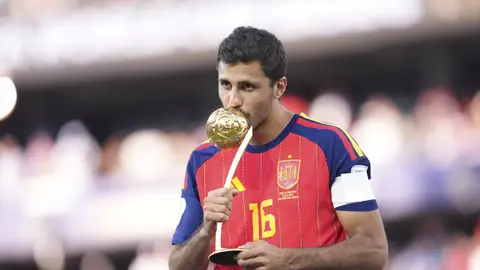 Rodri Hernandez posa con su trofeo de mejor jugador del pasado Mundial. Rodri Hernandez posa con su trofeo de mejor jugador del pasado Mundial.