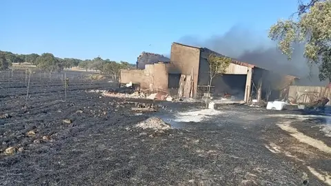 Investigado un hombre por provocar un incendio forestal en Casas de Don Pedro con el tractor que conducía Investigado un hombre por provocar un incendio forestal en Casas de Don Pedro con el tractor que conducía