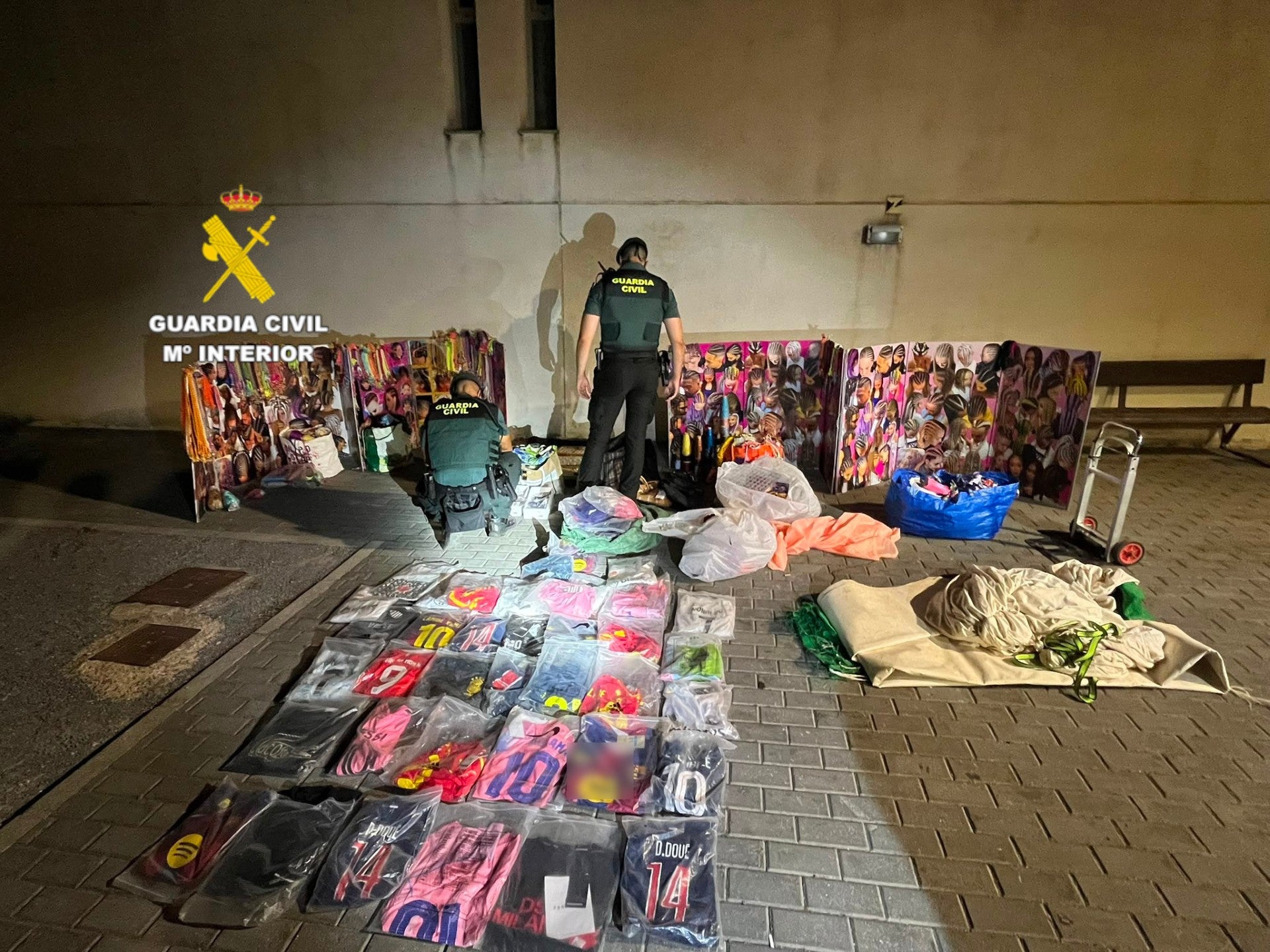 La Guardia Civil interviene cerca de 700 productos falsificados en Oropesa del Mar y Peñíscola La Guardia Civil interviene cerca de 700 productos falsificados en Oropesa del Mar y Peñíscola