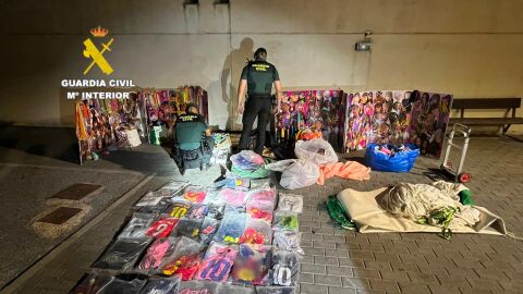 La Guardia Civil interviene cerca de 700 productos falsificados en Oropesa del Mar y Pe&ntilde;&iacute;scola