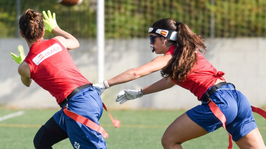 Jugadoras de la selecci&oacute;n espa&ntilde;ola de flag football entrenando 