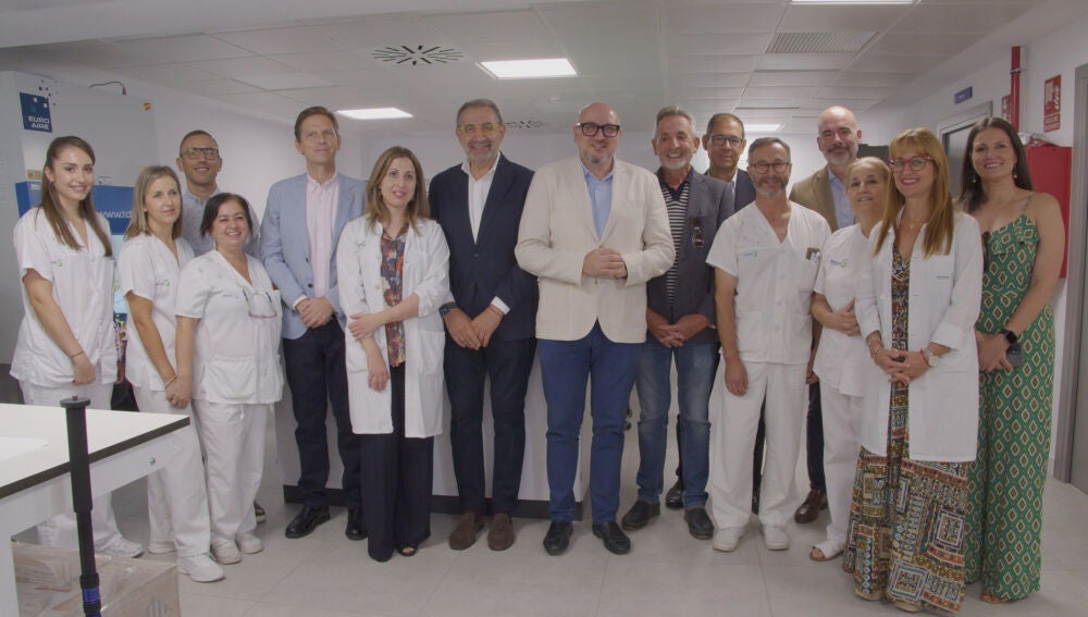 Visita del consejero de Sanidad, Jesús Fernández Sanz, al servicio de Anatomía Patológica del Hospital General de Valdepeñas