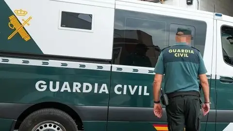Un agente de la Guardia Civil junto a un vehículo oficial Un agente de la Guardia Civil junto a un vehículo oficial/ Guardia Civil/ Europa Press