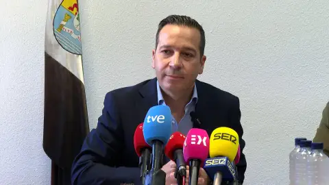Extremadura insiste en que se opondrá "por tierra, mar y aire" a un nuevo reparto de menores no acompañados Extremadura insiste en que se opondrá "por tierra, mar y aire" a un nuevo reparto de menores no acompañados
