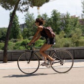Una persona monta en bicicleta en un parque/ Jesús Hellín / Europa Press