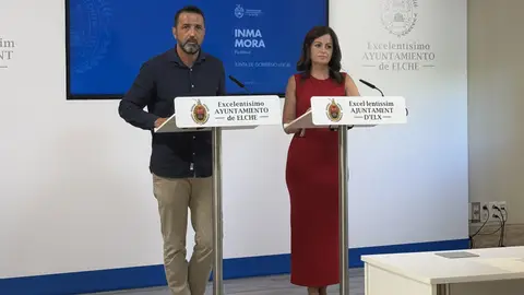Inma Mora, portavoz de la Junta de Gobierno Local, junto a Samuel Ruiz, edil de Promoción Económica. Inma Mora, portavoz de la Junta de Gobierno Local, junto a Samuel Ruiz, edil de Promoción Económica.