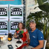 El regatista Pepe Ribes, junto a la periodista Elka Dimitrova, en Onda Cero Mallorca