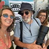 El fotoperiodista Bernardo Paz, flanqueado por Elka Dimitrova (izquierda) y Gema Muñoz (derecha)