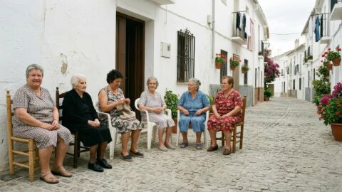 La bata andaluza se convierte en símbolo de memoria y orgullo para las mujeres mayores La bata andaluza se convierte en símbolo de memoria y orgullo para las mujeres mayores