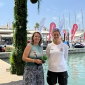 La capitán médico Esther Gómez (derecha), junto a la periodista Elka Dimitrova, en el RCNP durante la 44ª Copa del Rey Mapfre de Vela La capitán médico Esther Gómez (derecha), junto a la periodista Elka Dimitrova, en el RCNP durante la 44ª Copa del Rey Mapfre de Vela
