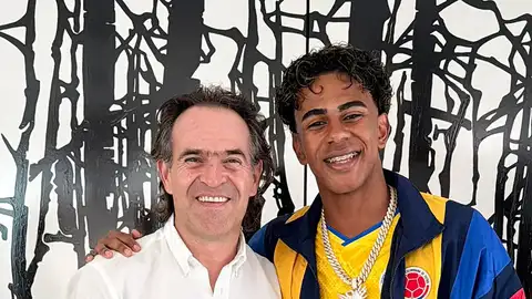 Fotografía publicada en la cuenta de X del alcalde de Medellín, Fico Gutiérrez (i), que lo muestra junto al jugador español Lamín Yamal este jueves, en Medellín (Colombia). Lamine Yamal continúa sus vacaciones por Colombia con la visita a Medellín, capital del departamento de Antioquia, a donde llegó vestido con la camiseta amarilla de la selección cafetera para disfrutar de la Feria de las Flores luego de coronarse como campeón del Mundial de 2026. Fotografía publicada en la cuenta de X del alcalde de Medellín, Fico Gutiérrez (i), que lo muestra junto al jugador español Lamín Yamal este jueves, en Medellín (Colombia). Lamine Yamal continúa sus vacaciones por Colombia con la visita a Medellín, capital del departamento de Antioquia, a donde llegó vestido con la camiseta amarilla de la selección cafetera para disfrutar de la Feria de las Flores luego de coronarse como campeón del Mundial de 2026.