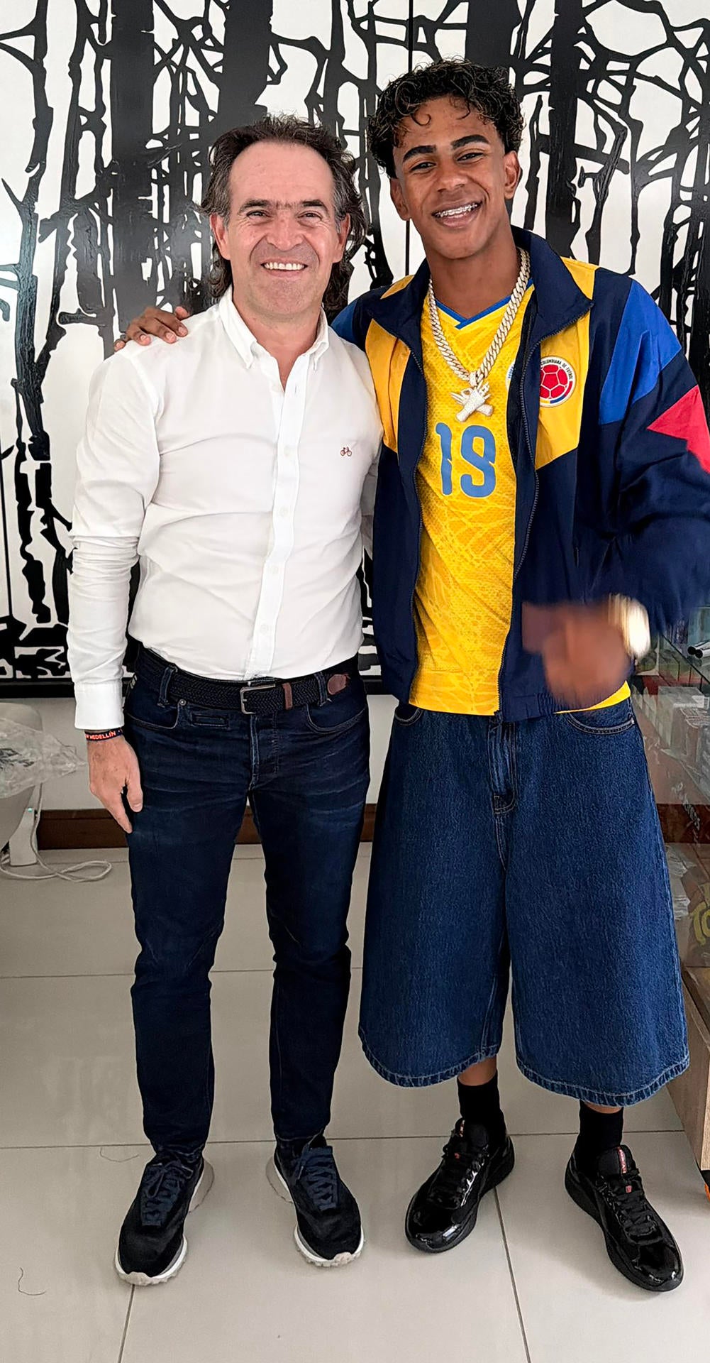 Fotografía publicada en la cuenta de X del alcalde de Medellín, Fico Gutiérrez (i), que lo muestra junto al jugador español Lamín Yamal este jueves, en Medellín (Colombia). Lamine Yamal continúa sus vacaciones por Colombia con la visita a Medellín, capital del departamento de Antioquia, a donde llegó vestido con la camiseta amarilla de la selección cafetera para disfrutar de la Feria de las Flores luego de coronarse como campeón del Mundial de 2026. Fotografía publicada en la cuenta de X del alcalde de Medellín, Fico Gutiérrez (i), que lo muestra junto al jugador español Lamín Yamal este jueves, en Medellín (Colombia). Lamine Yamal continúa sus vacaciones por Colombia con la visita a Medellín, capital del departamento de Antioquia, a donde llegó vestido con la camiseta amarilla de la selección cafetera para disfrutar de la Feria de las Flores luego de coronarse como campeón del Mundial de 2026.