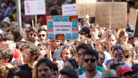 Manifestantes claman en Sóller contra la turistificación, Mallorca. Manifestantes claman en Sóller contra la turistificación, Mallorca.