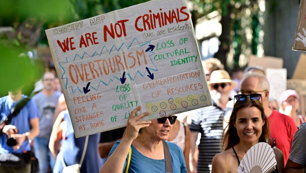 Manifestantes portando una pancarta en Sóller (Mallorca) 
