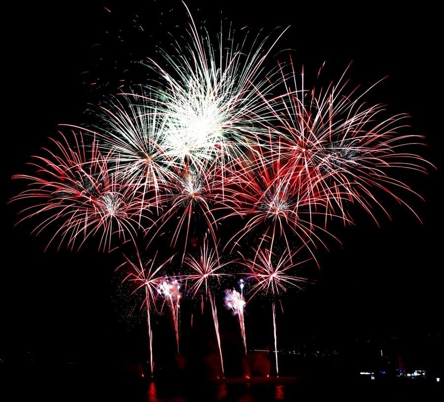 Una carcasa de un castillo de fuegos artificiales causa varios heridos en la playa de Altea Una carcasa de un castillo de fuegos artificiales causa varios heridos en la playa de Altea