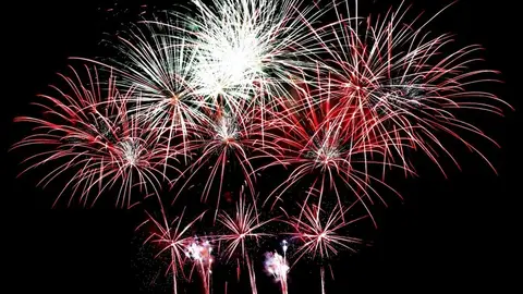 Una carcasa de un castillo de fuegos artificiales causa varios heridos en la playa de Altea Una carcasa de un castillo de fuegos artificiales causa varios heridos en la playa de Altea